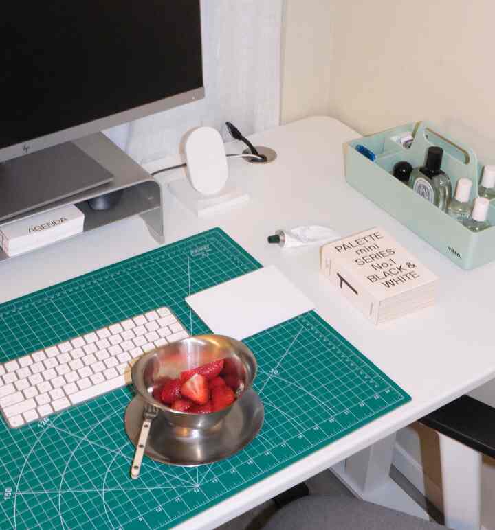 my home office in the evening 
#wfh #workplace #workfromhome #workspace 