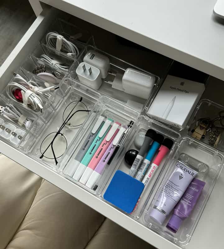 These small trays are essential for organization!
#organzation #deskorganization #drawerorganization #drawer #desksetup