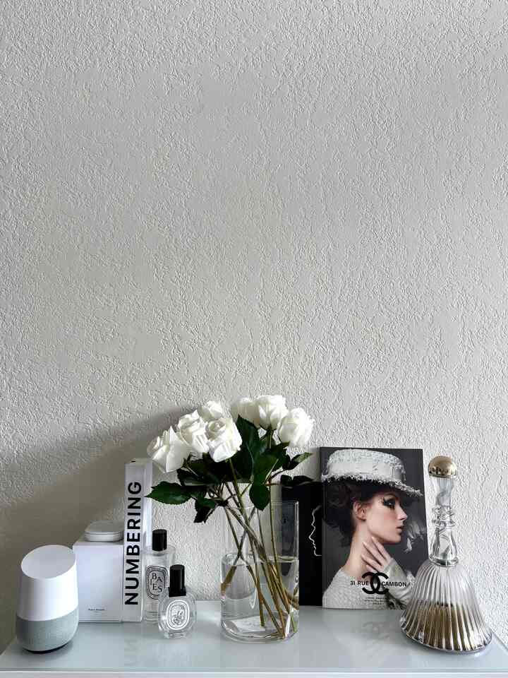 <span data-sheets-root="1" style="color: rgb(0, 0, 0); letter-spacing: normal; font-size: 10pt; font-family: Arial;">Organizing this area with some flowers, welcoming spring🤍🤍🤍 I love white &amp; gold. #spring #organized #flowerinterior #whiteinterior #gold #ramun #lamp</span>