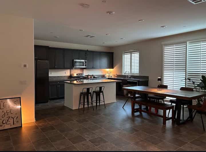 I like black kitchen interior🖤
#kitcheninterior #blackinterior #ModernMid #Modernkitchen #kitchentile 