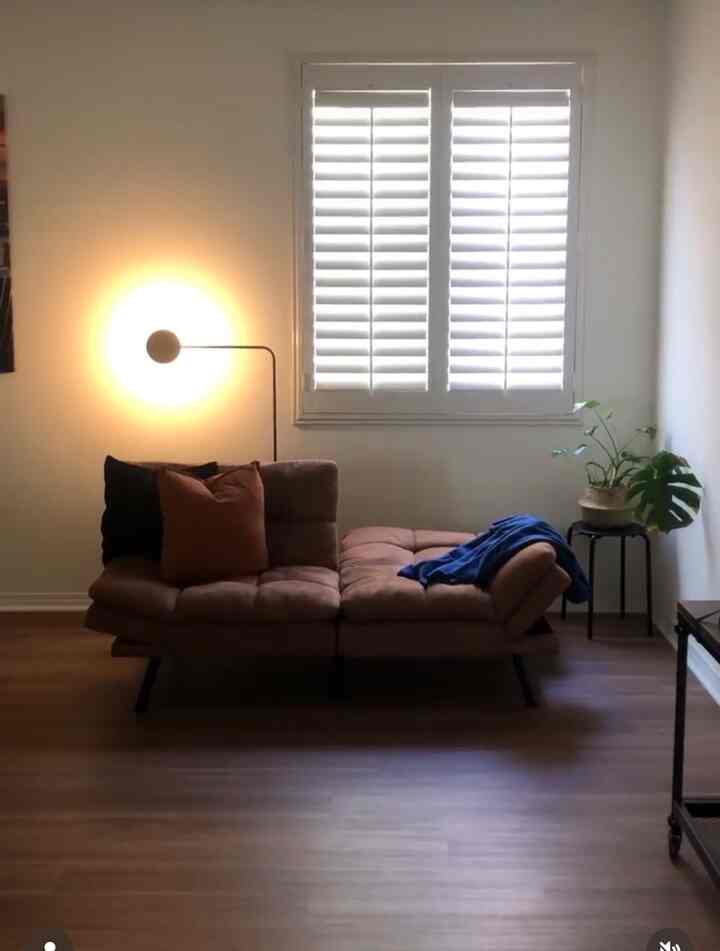 One of my favorite floor lamp🎵 
#livingroominterior #floorlamp #livingroom #lamp #lampinterior #livingroomdecoration #livingroomplant 