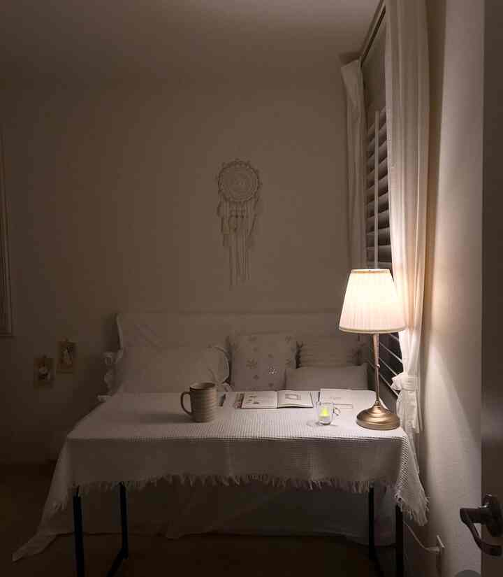 Cozy night view of my guest (multi) room 🌙
#guestroom #multiroom #nightview #tablelamp #lampdecor #homecafe #readingnook #coffeetime 