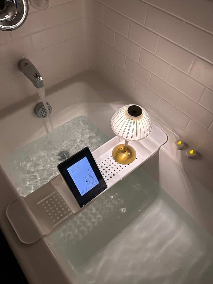 Taking a half-body bath is like a warm embrace for the soul, allowing you to reset and refresh🧖🏻‍♀️
#bathroom  #bathtubinterior  #bathroominterior #showerhead  #bathroomdesign  #minimalist #minimalinterior