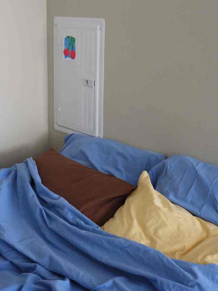 Love my banana split pillows 🍌🍫 and my secret color socks basket under the bed 🧺

#bedroominterior #beddingset #tekla #haydesign #organizedstorage 