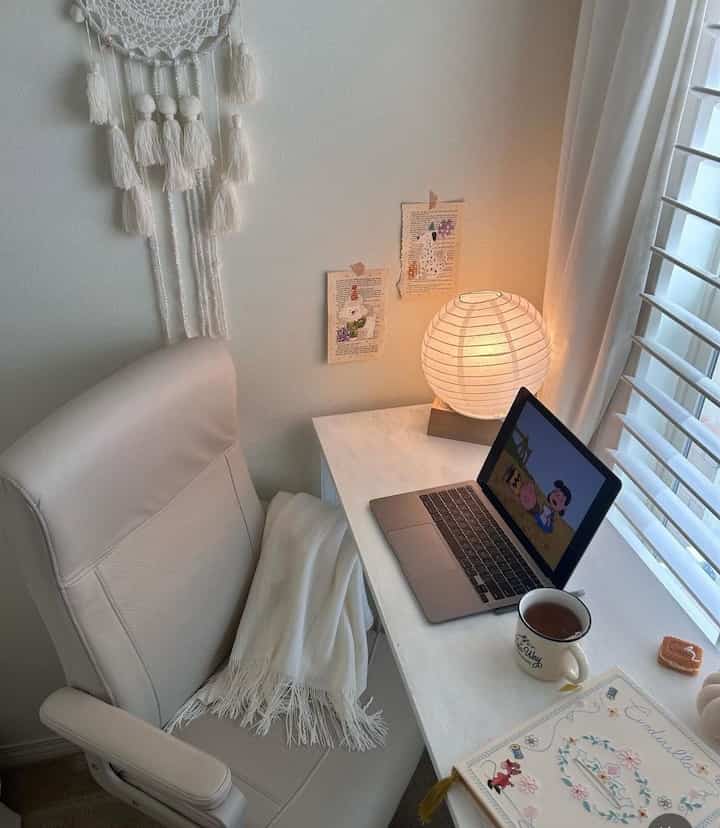 A peaceful time spent alone in a quiet room, reading books, writing, and drinking tea. My home is a place that recharges my energy.🤍

#homeinspo #readingnook
#homesweethome #myhome
#roomdecor #cozy
#interiordesign #homedecor #minimal
#homecafe

