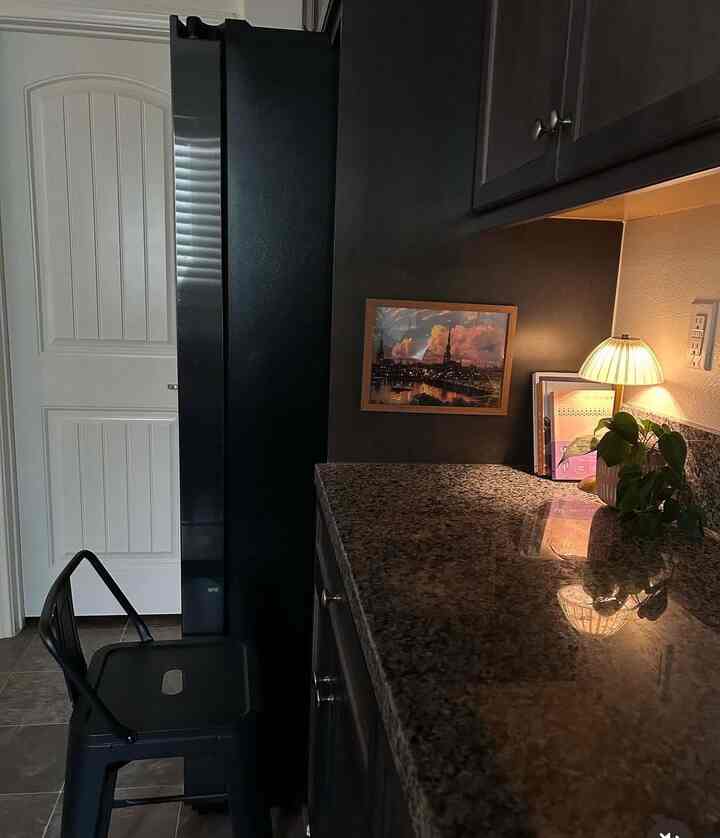 Sometimes, a corner of the kitchen becomes a space to read a book.📚
#bookcafe #homecafe #kitchen #kitcheninterior #kitchendecor #blackkitchen #readingnook #lampdecor #homebody