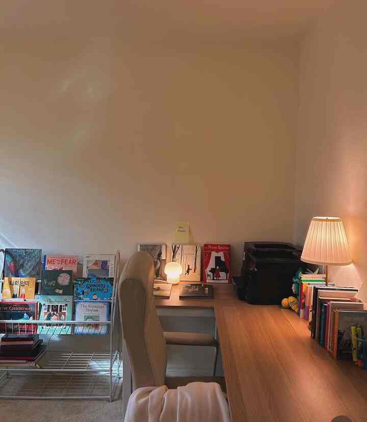 My secondroom is my private book cafe! 🤎☕️
#bookshelf #booknook #readingspace #homebody #booklover #homelibrary #bedroom #bedroominterior #minimal #japandi