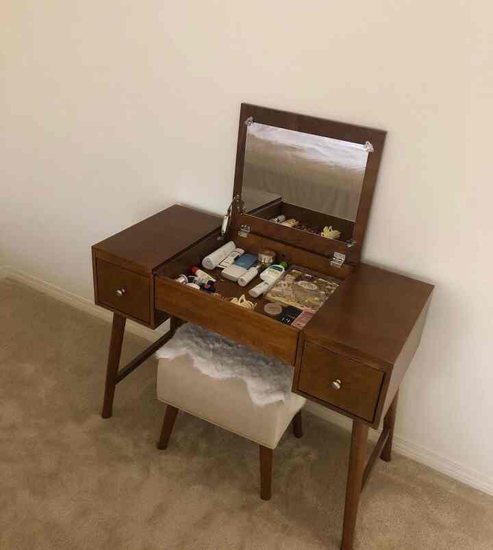 <div>I like a simple vanity. I’ve reduced the number of cosmetics I use. When I’m not using it, I can close it, and it also works as a desk, which is very convenient.</div><div>#vanity #minimaldecor #minimalist #cozyinterior #simpledecor&nbsp;</div>