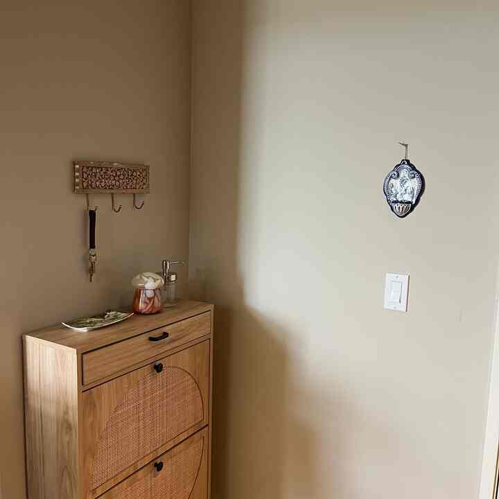 My entryway hack is to put your hand sanitizer in a reusable soap dispenser, so it’s more aesthetic but also easily accessible as soon as you walk in the door 🚪 #entryway #naturalinterior #keys 