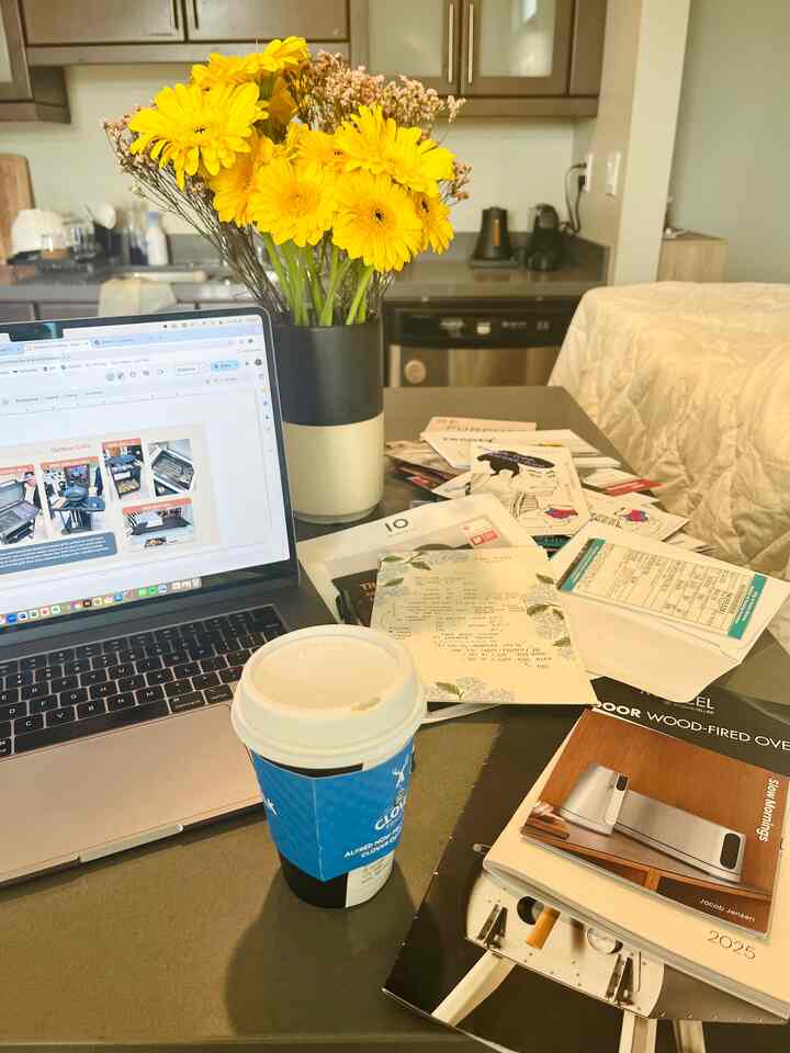 Happy Monday! Friendly reminder to everyone that it’s okay if your home is messy and your laundry isn’t put away. Sometimes you have to welcome the chaos into your home 🏠 #kitchenisland #coffee #flowerarrangement #flower