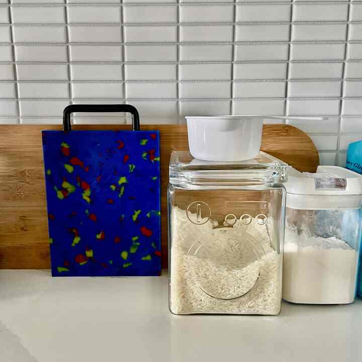 Senang menata dapur saya! Saya meletakkan talenan di dekat dinding dapur dan menambahkan beberapa wadah untuk menyimpan makanan. #foodstorage #kitchencounter