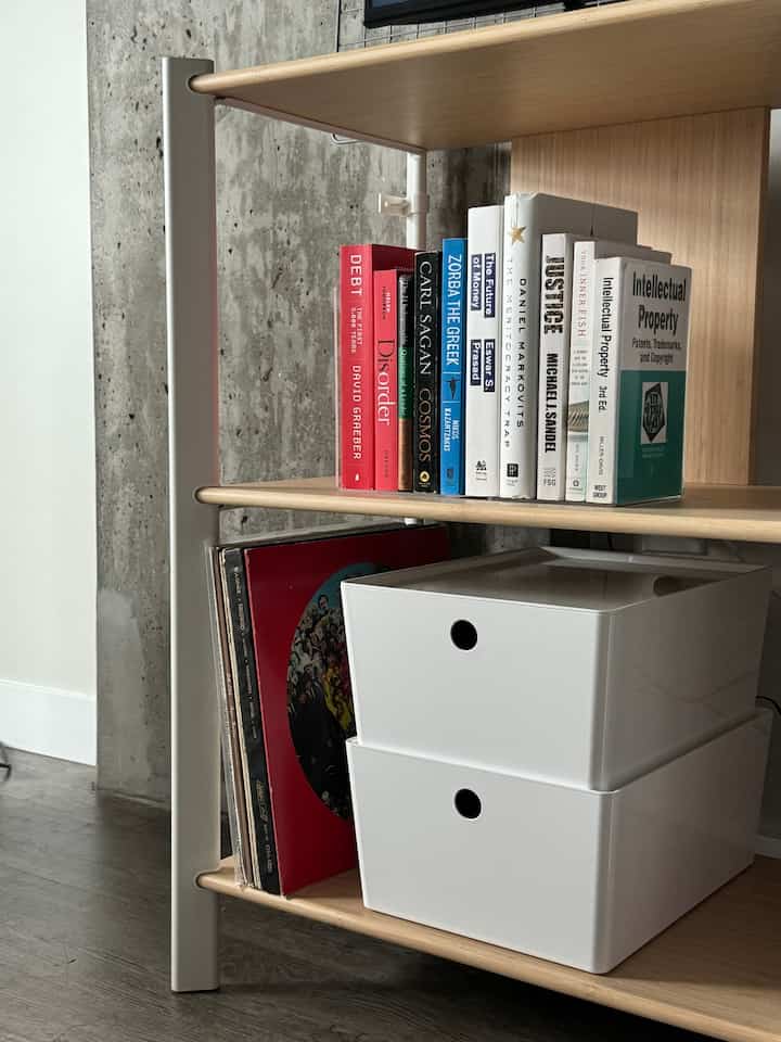 Acrylic bookends accentuate the minimalism aesthetic☁️☁️
#organization #livingroomorganization #bookshelf #bookends #organizationtips #minimalism