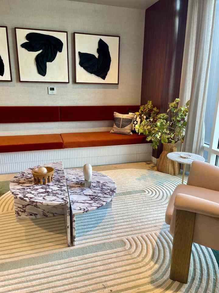 Love when the floor to ceiling windows bring light into this space #livingroom #waitingarea #moderninterior 