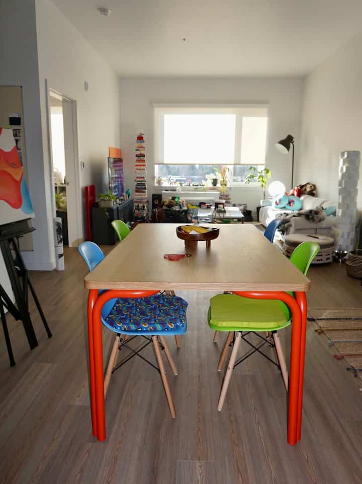 Loving the color pops in my dining room #schoolhouse #popofcolor #formatable 