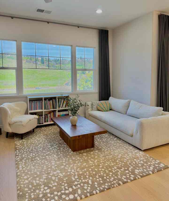 Warm and cozy living room with view 
I’m very into boucle fabric 🤍

#warmhouse #wood #bouclefurniture 