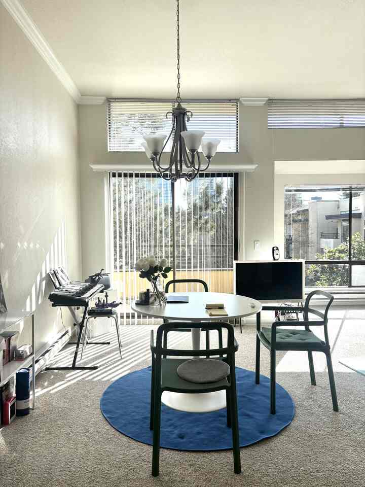 #livingroom #roundtable #whiteinterior #blue #green #ikea #flowerinterior #modern