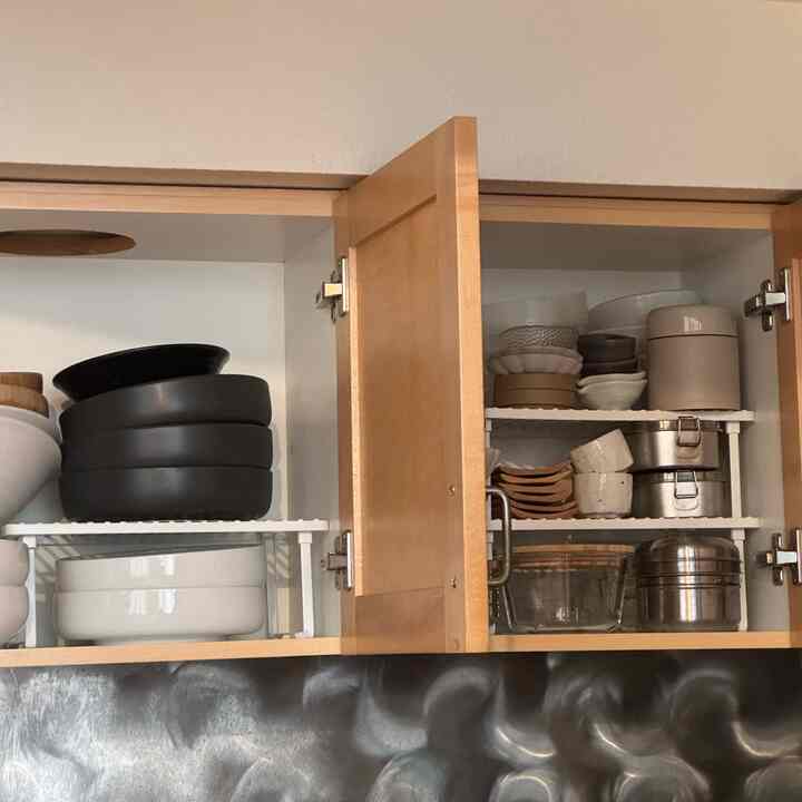 buka sebagian ruang di lemari Anda #shelving #storage #organization