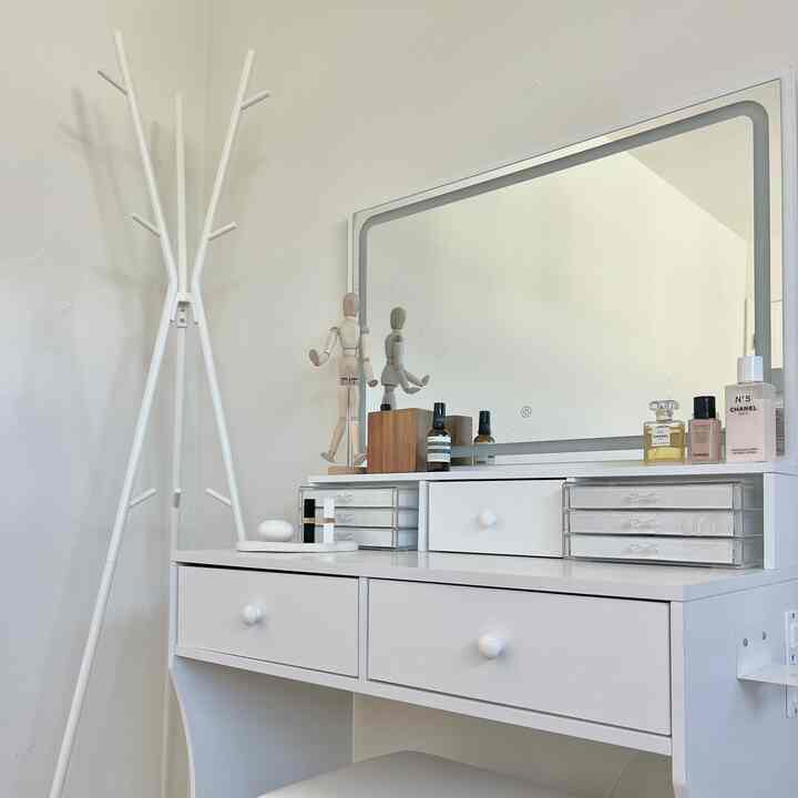 My girls love rummaging through drawers, just like I used to with my mom’s vanity when I was little Haha

Tip💡
Using jewelry boxes make it much easier for me to organize all my jewelry in one place, regardless of size!

#bedroominterior
#whiteinterior
#simpleinterior
#moderninterior
#organizingtips