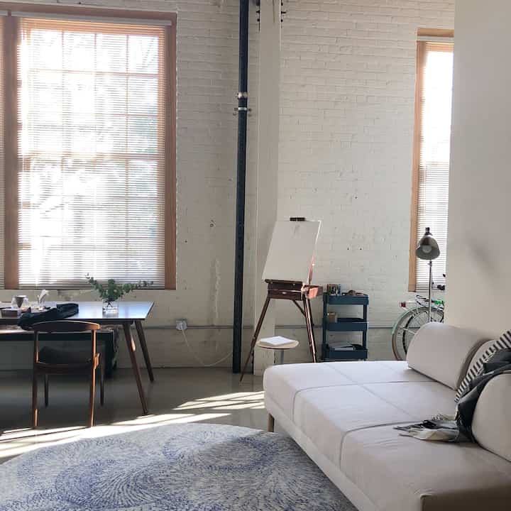 Forever a fan of high ceiling living rooms #loft #roundrug #openliving #scandinavian #lofttherapy
