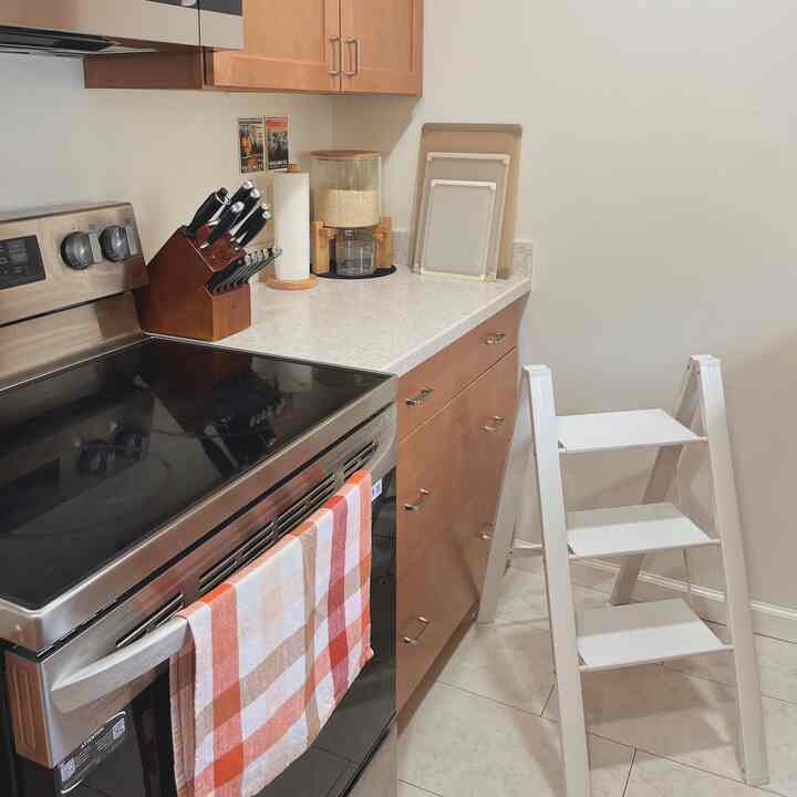 A step stool is basically my second pair of legs as a petite person🤫

#kitcheninterior
#kitchenitems
#bamboointerior
#whiteinterior
#minimalinterior
