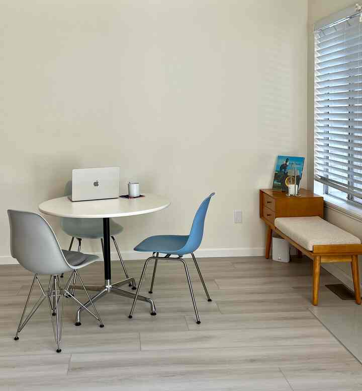 More than just a dining area—this cozy nook right off the kitchen effortlessly doubles as a mini living space. Whether it’s a quick coffee break, a casual work session, or just unwinding with a good playlist, it’s the perfect spot to slow down and recharge. Love how functional yet inviting it feels! ☕✨ #MultiPurposeSpace