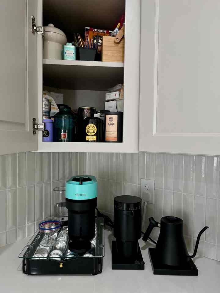 Apakah Anda lebih suka teh atau kopi? Saya merasa keduanya memiliki nuansa tersendiri—teh lebih menenangkan, sementara kopi memberikan dorongan energi. Mana yang biasanya Anda pilih?
#RitualPagi #CoffeeAndTeaCorner #HomeCafe