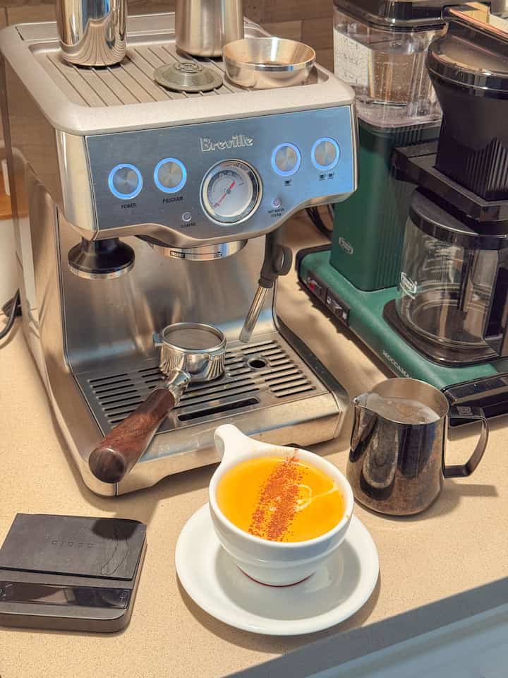 Rainy day with cinnamon latte - nothing cozier ☕️ The perfect pour, the perfect froth, and a moment to slow down with my favorite coffee equipment🌧️💛 

#rainyday #coffeecorner #cozycorner #CozyInterior #brevilleBes840XL #acaia #acaialunarscale #lunarscale #LUCCA #frother #homecoffee #coffeesetup #coffeebar #coffeemachine #coffeetime #coffee #scale #Breville #steamedmilk #latte #HomeCafe #latte #kitcheninterior #kitchendecoration #kitchenaccessories #Kitchenwithoutuppercabinets #kitchenappliances #homebarista