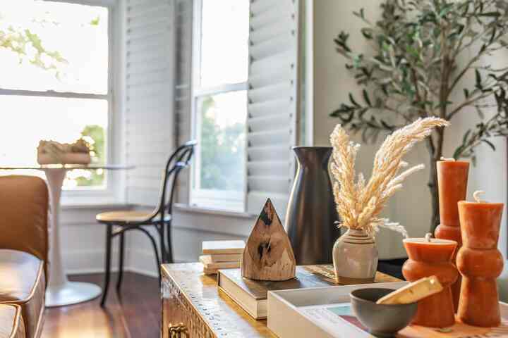 Golden hour on a perfectly styled coffee table. #decoratemyroom #decoratingtips #decoration #style #styled #eclectic