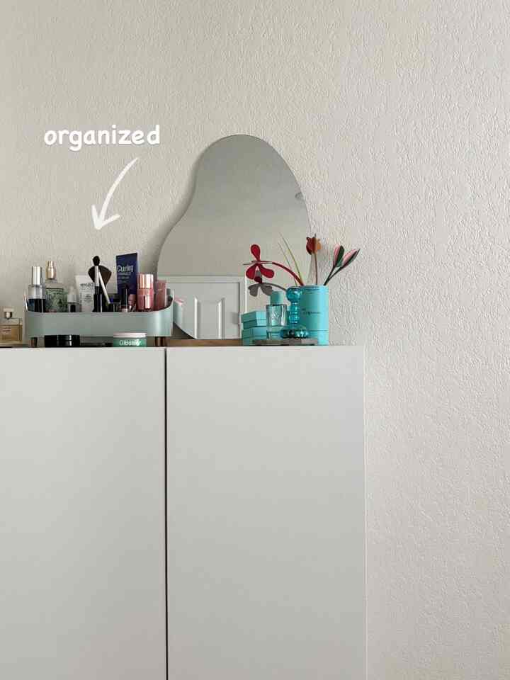 Akhirnya, kosmetik yang berantakan pun tertata rapi.

#kosmetik #cosmeticorganizer #Organized #beautyhome #studioroof #green #mint #paperflower