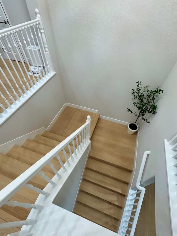 Letakkan tanaman hijau buatan berukuran 72” di ruang tangga, dan lampu gantung melingkar ini membuat langit-langit tinggi tampak menonjol ✨

#moderninterior #stairinterior #ceilinglights #moderninterior #highceiling