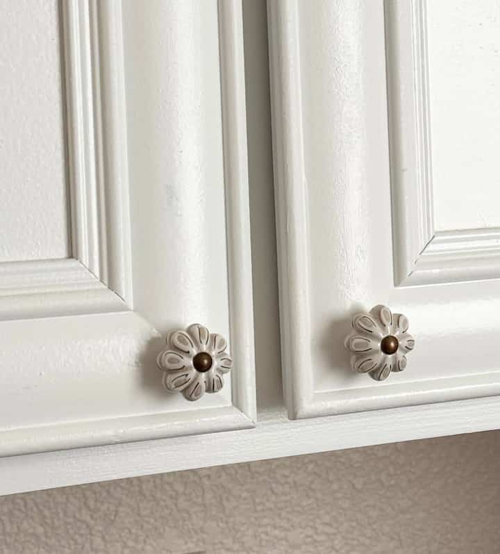 1. These flower knobs are perfectly match with my cabinet doors 🤍🤎

2. 2nd pic - summer vibe shell knob💙

#knobs #pulls #cabinet #paint 
    