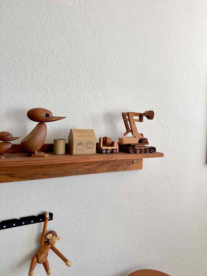 My little collection of wooden figures/toys 🤎🙈

#woodentoys #woodenshelf #wallshelf #woodendoll 