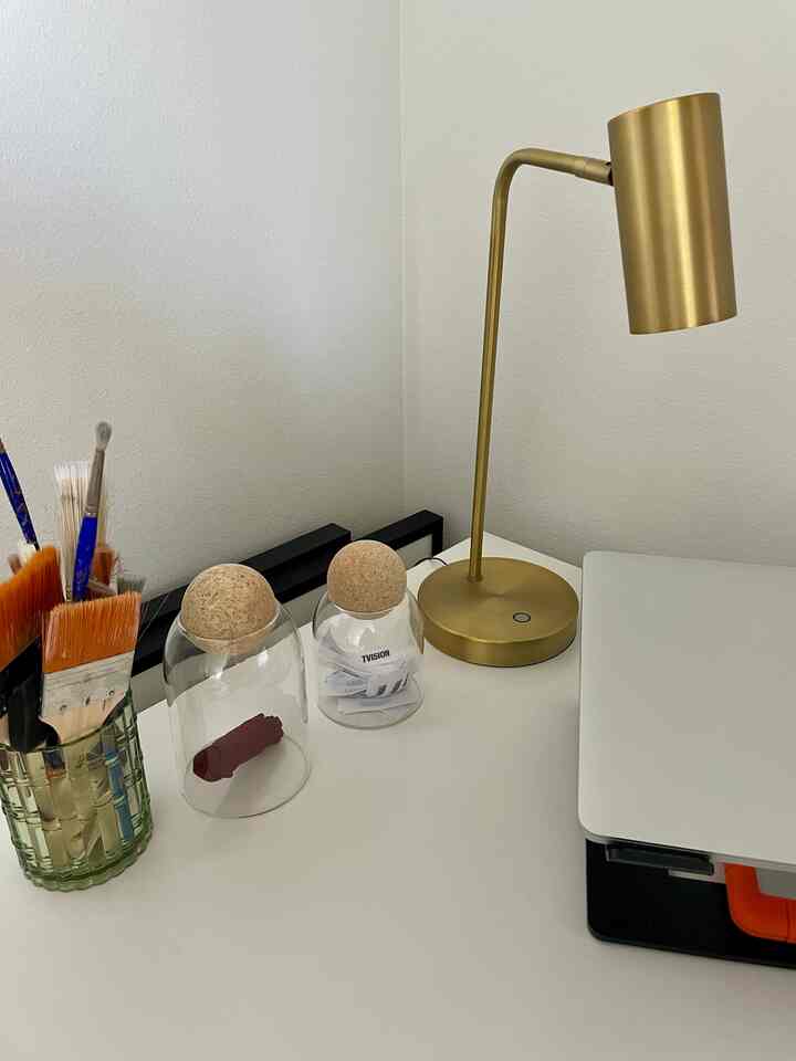 <span data-sheets-root="1" style="color: rgb(0, 0, 0); letter-spacing: normal; font-size: 10pt; font-family: Arial;">Love repurposing glass jars for holding office supplies #officesupplies #glassjar #homeoffice #workspace</span>