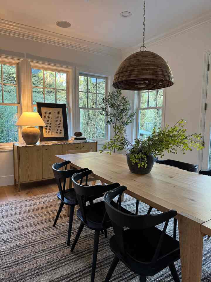 Modern dining room with moody lighting. #moderndecor #modernlighting #interiordesignideas #moodlighting