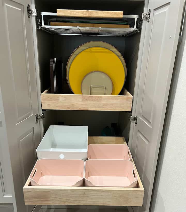 Maximizing space with pull-out shelves and smart organizers! Using a dish rack to neatly stack trays makes everything look prettier and easier to grab. Plus, storing napkins in perfectly sized bins keeps them organized and easy to find. Small adjustments, but such a game changer for everyday convenience! ✨ #KitchenOrganization #SmartStorage #HomeInspo