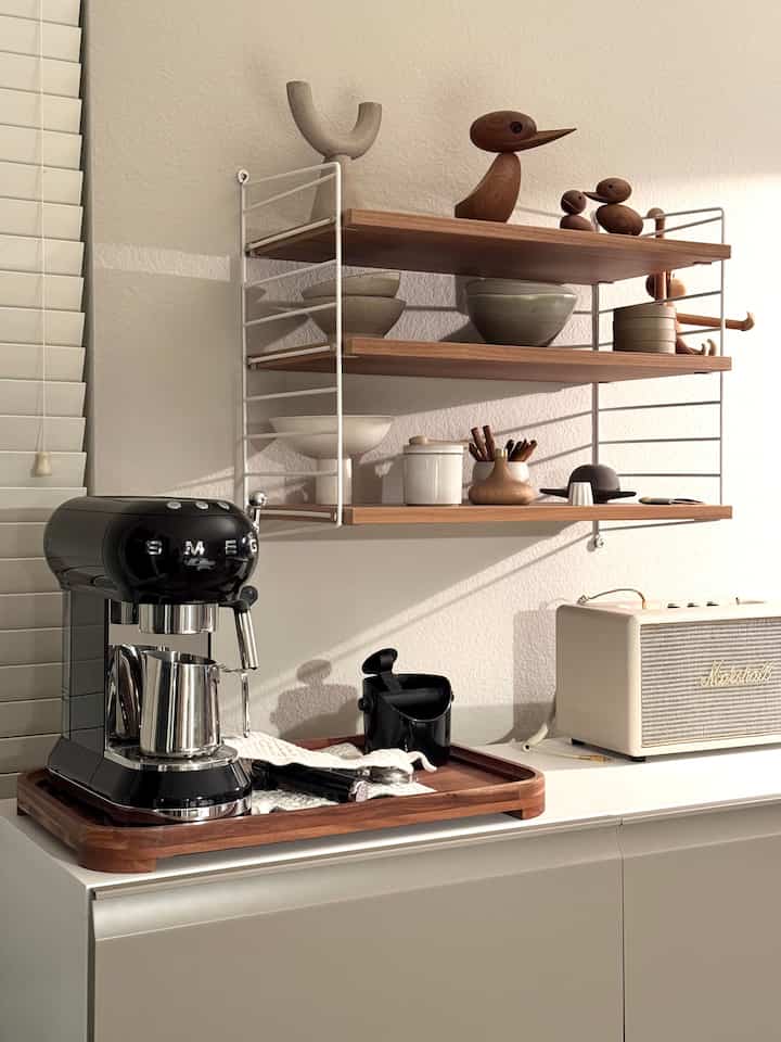 Tempat kopi 🖤

#smeg #coffeemachine #homecafe #wallshelf #walldecor #ikea #ikeacabinet