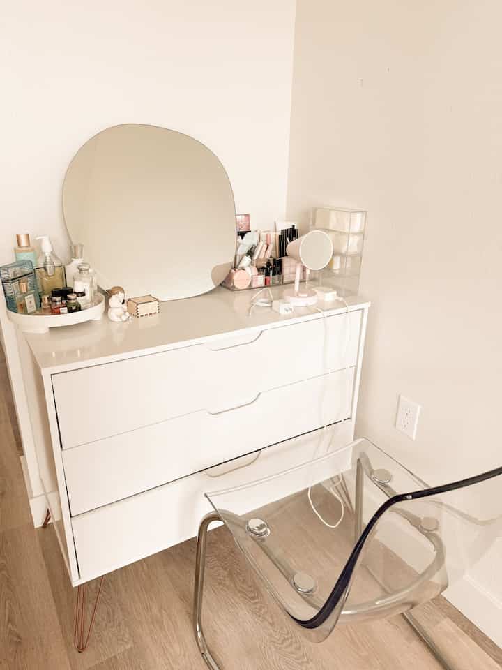 Spring cleaning starts with decluttering, and I love using smart storage solutions to stay organized! ✨ 
Tips: ① Use drawer storage to keep essentials out of sight 🏠, 
② Try acrylic organizers for makeup and skincare 💄, and 
③ Use trays to group items and reduce clutter 🗂️. 
A sleek dresser and a clear chair make the space feel open while providing plenty of storage—how do you stay organized?

#Spring #Cleaning #HomeOrganization #Space #SavingTips #MinimalistLiving #DeclutterYourSpace
