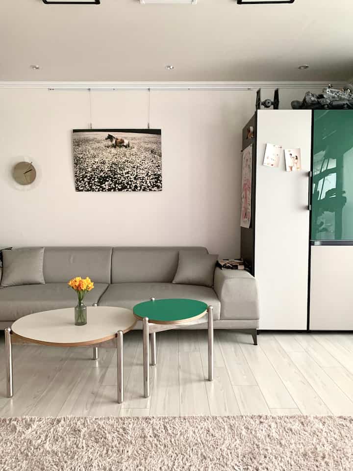 I love green 💚

#livingroom #bepsoke #magicvault #teatable #fabricsofa #green #fiaba #MidCenturyModern #framedposter 