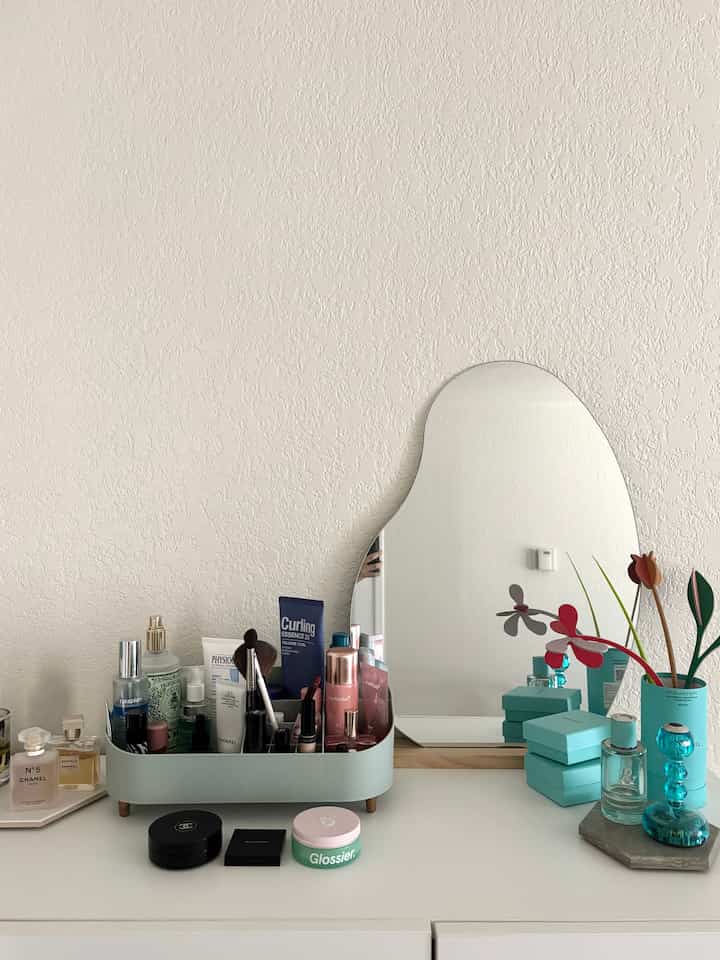 Beauty products were Organized.
Love this spot!

#cosmetic #cosmeticorganizer #beautyhome #mirrorinterior #whiteinterior #dressroom #mycloset