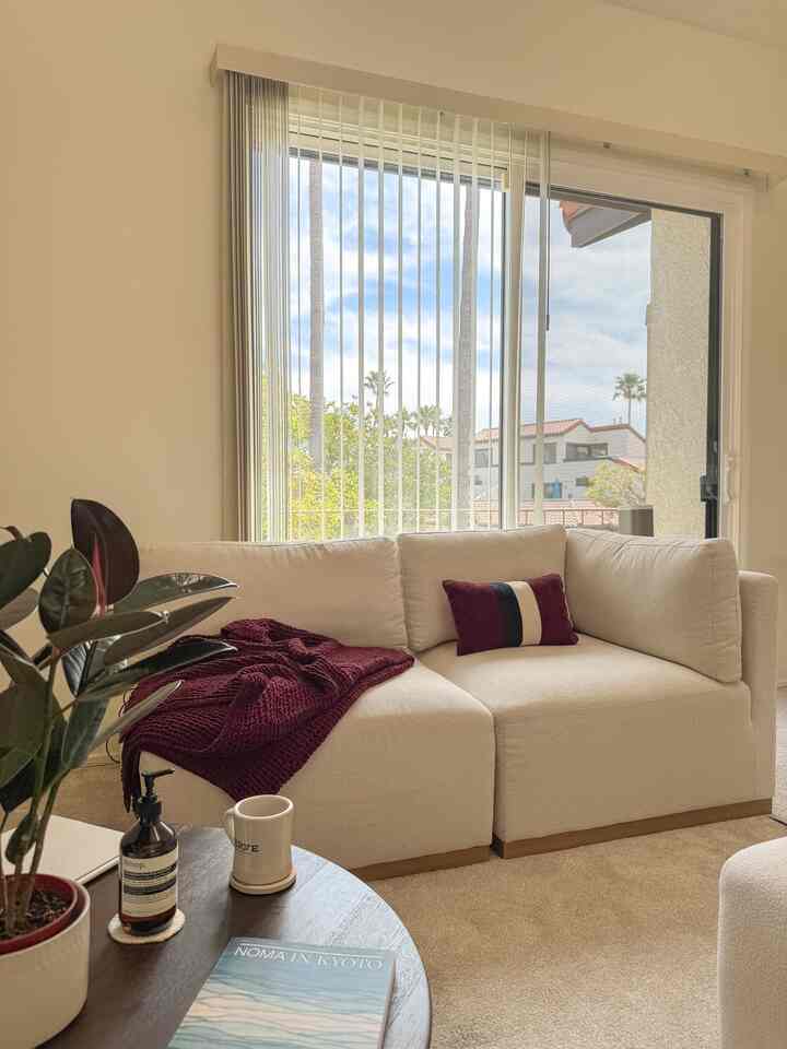 Enjoying some sun today in my living room☀️ 

#livingroominterior #livingroom #WoodInterior #naturalinterior 