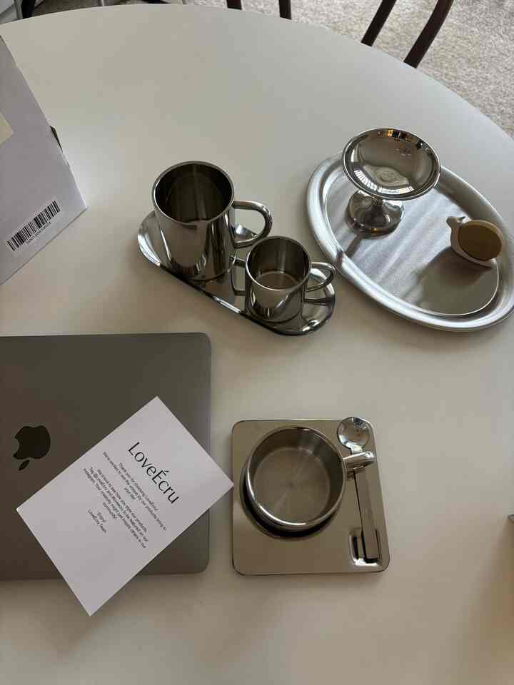 I love shining metal 🌟✨

#metal #metalvibe #coffeegear #organizing #loveecru #stainlesssteel #steel #Breville #coffee #coffeecup #table #tablewear #minimal
