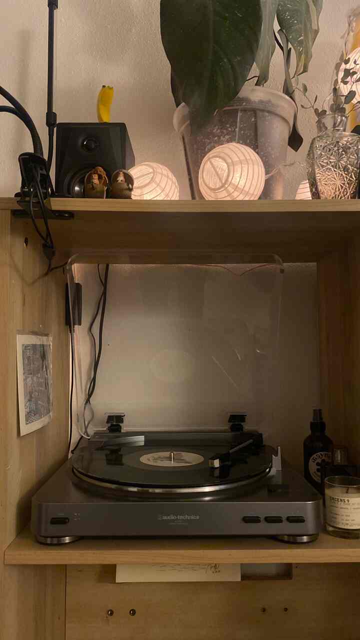 New Noah Guy vinyl! If you’re a fan of alt r&b I’d check him out #vinyl #warm #vibes