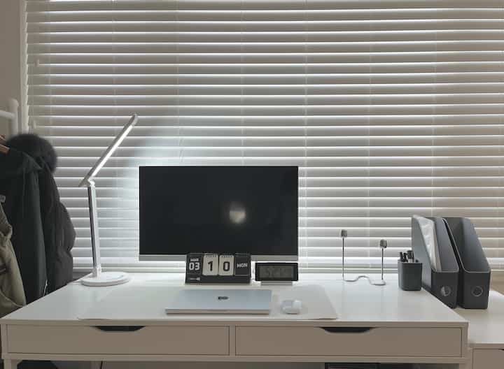 🩶🤍🖤 

My home office is downstairs in a completely separate space. It’s the perfect spot to get work or projects done after my kids fall asleep😉

#homeoffice
#homedecor
#whiteinterior
#blackinterior
#silverinterior