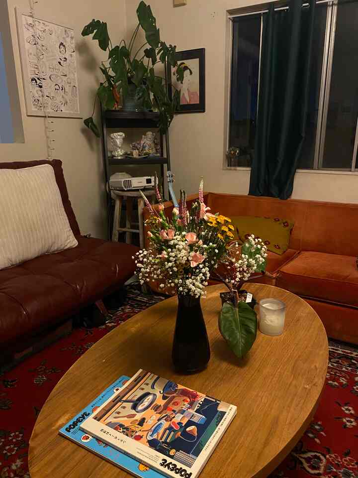 Arranged some beautiful flowers from Trader Joe’s! #mcm #flowers