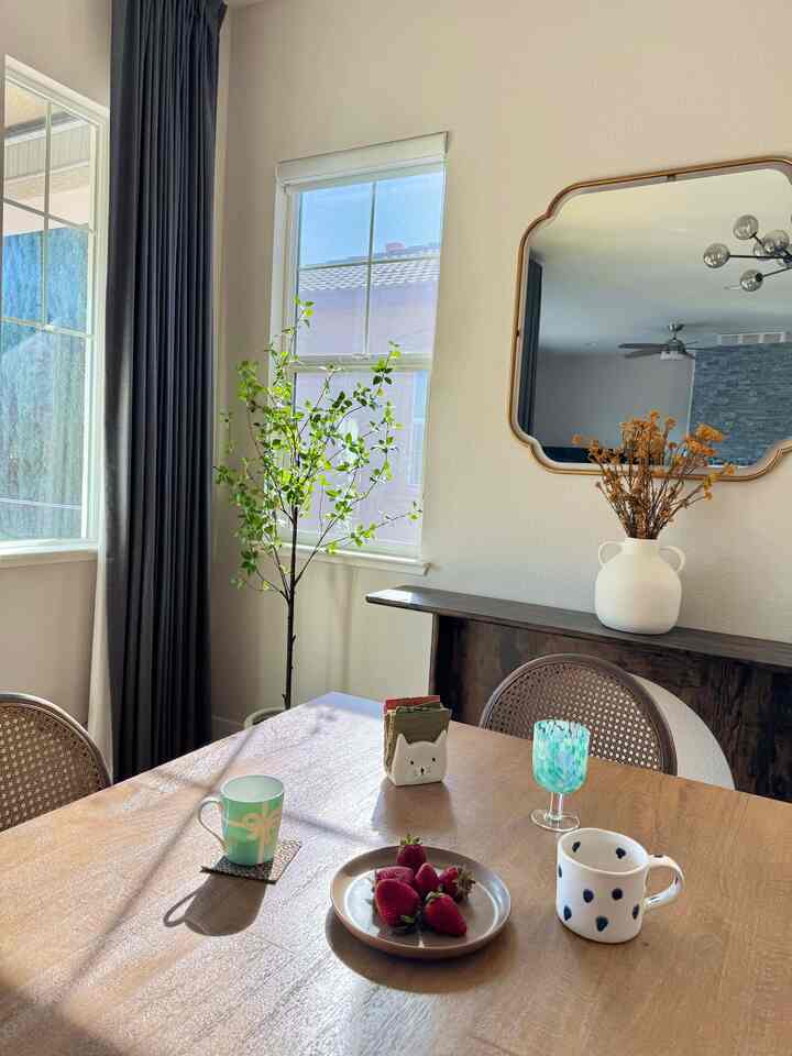 Good morning 🍓
My favorite spot at home 

#warm #cozy #morningcoffee #anthropologie  #diningtableinterior #view #fauxgreenery 