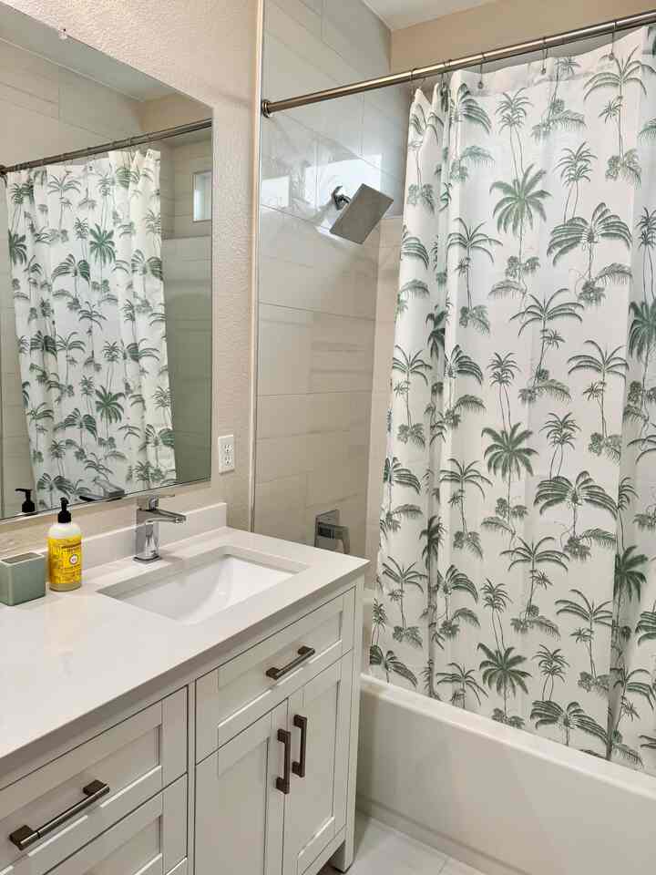 Always love this tropical vibe 💚🌴

#tropical #palmtree #mint #green #bathroom
#modern #vanity 

