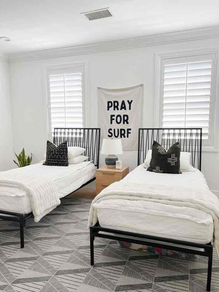 Modern boys bedroom. #twinbeds #bedroomdesign #bedroominterior #beddysbedding