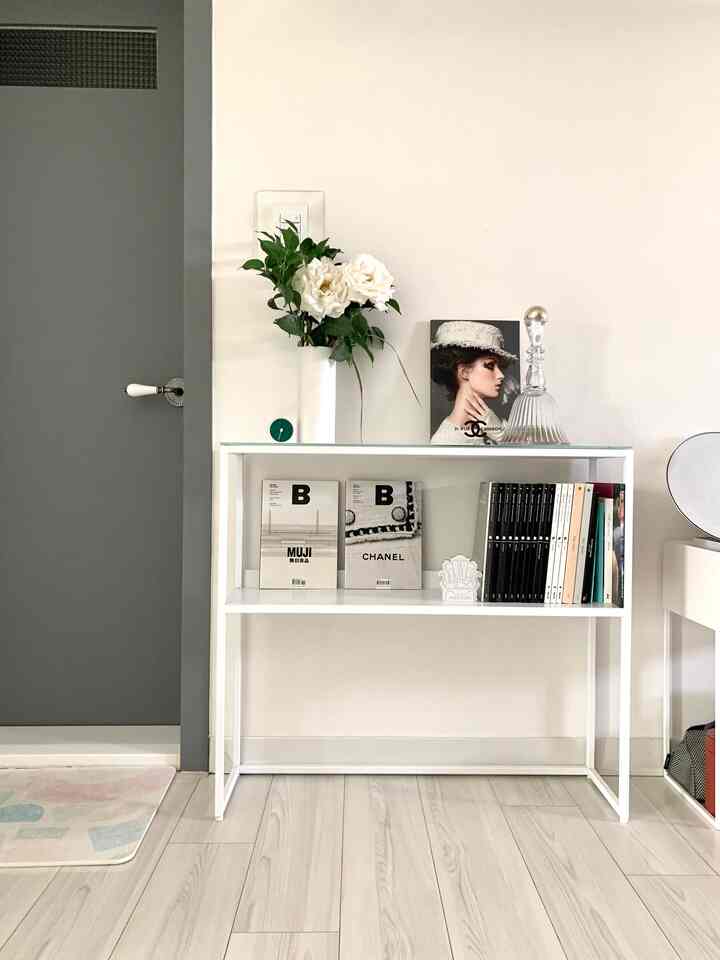 #whiteinterior #ramun #tablelamp #magazinerack #magazineB #slimself #slimconsole #console #livingroom #fiaba