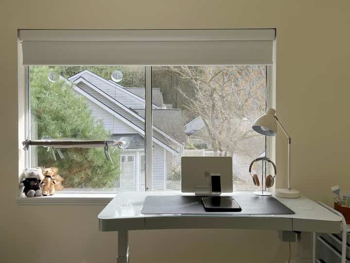 Keeping my home office minimal yet functional! A clutter-free space helps me stay focused and inspired throughout the day. I love how my height-adjustable desk lets me switch between sitting and standing, making work more comfortable and dynamic. I would love to know whether you prefer your workspace to be minimal or cozy.
#HomeofficeInspo #AdjustableDesk #MinimalDsekSetup 