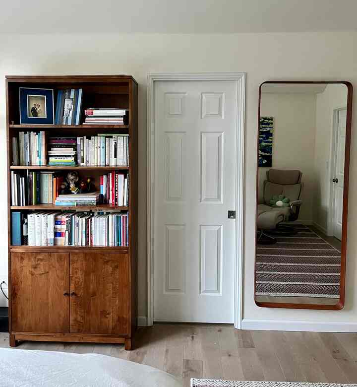 I styled my bedroom with the comfort of a hotel in mind. Whether it’s an early morning start or a quiet moment before bed, I love spending time in the lounge chair, soaking in the peaceful atmosphere.
#bookcase #fulllengthmirror #loungechair 